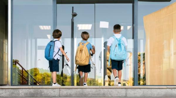 Copilul meu a terminat gimnaziul în străinătate. Se poate înscrie la liceu în România? Unde se pot echivala diplomele  obţinute în străinătate?