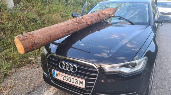 Mașina implicată în accidentul bizar din Brașov este înmatriculată în Austria. Patru români întorși în vacanță, sperietura vieții