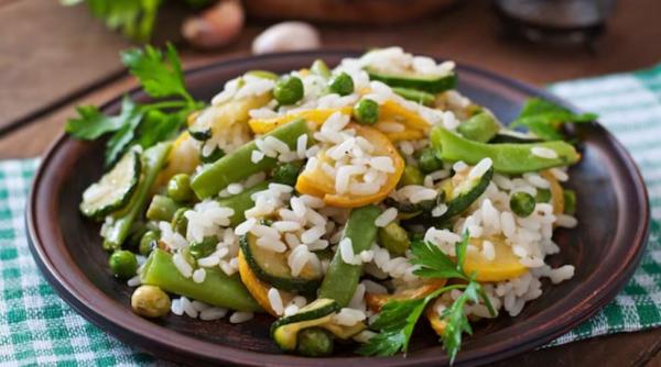 Orez picant cu sparanghel și roșii: un prânz fabulos de bun în stil persan