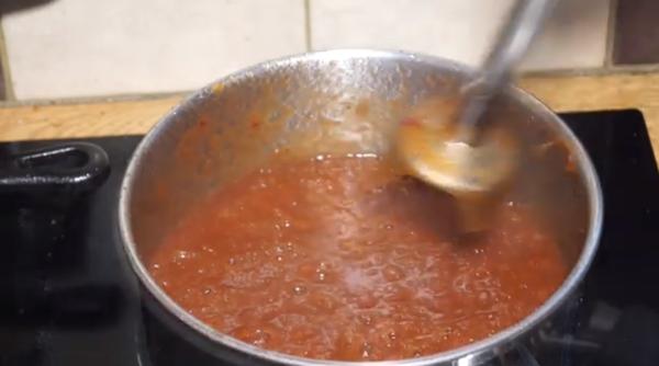 Sos de roșii cu mere, mai gustos decât orice ketchup: Rețeta genială pentru iarnă, pe care o poți pregăti acum