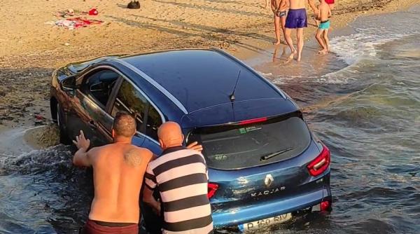 Un român a ajuns cu mașina în mare, pe o plajă din Thassos. "A făcut economie de 25 euro la bac / A crezut că e la Mamaia" - FOTO
