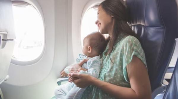 Val de reacții după ce o companie aeriană i-a interzis unei mame să alăpteze în timpul zborului: „Absolut îngrozitor” 