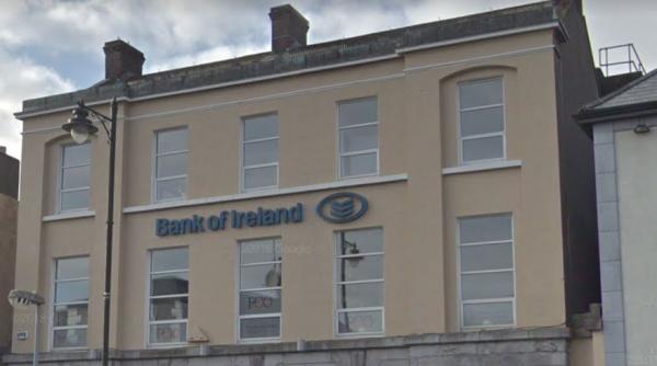 Bancomatele din Irlanda, luate cu asalt de clienți: cozi lungi și nervi întinși la maxim. Au intervenit polițiștii