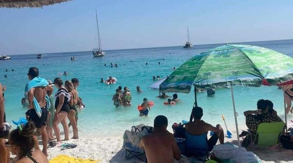 O româncă s-a supărat foc pe "prosoparii" de pe o plajă din Thassos: "Am dat 15 euro pe șezlong. Ar trebui să fie o diferență" - FOTO