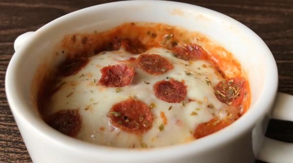 Pizza rapidă la microunde, fără făină: cum să pregătești o gustare delicioasă în mai puțin de 5 minute