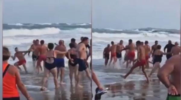 Scene desprinse din filme pe plaja din Eforie Nord: Turiștii s-au luat la bătaie cu salvamarii, supăraţi că nu sunt lăsaţi să intre în mare / VIDEO