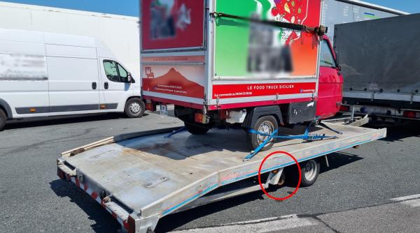 Polițiștii din Slovacia consternați când au văzut că un român transporta un autoturism pe o platformă cu o roată lipsă