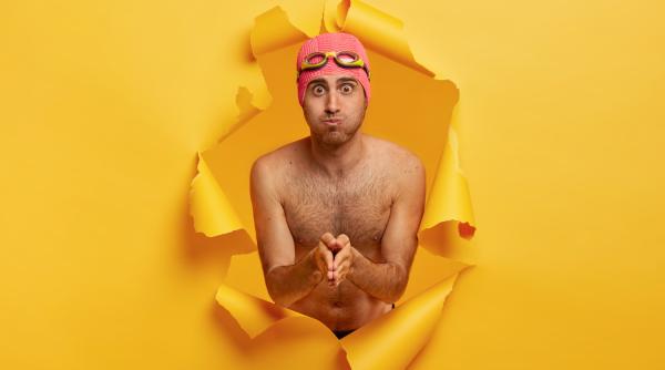 Trei români, puși pe scandal, ajunși de pe o plajă de nudiști din Italia direct la Poliție: "Ți-ai sprijinit fundul de fața mea" 