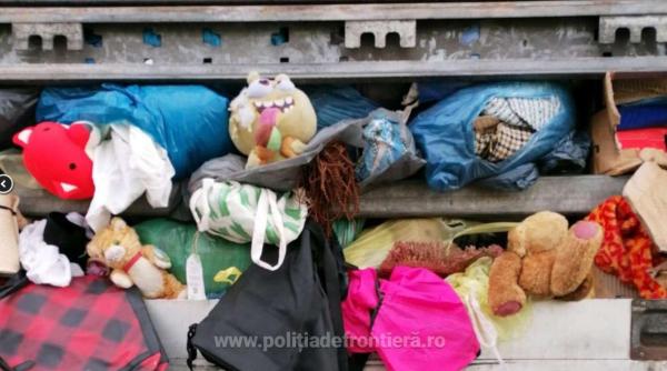 O firmă din Germania și-a trimis deșeurile în România. Camionul încărcat cu haine nu a fost lăsat să intre în țară