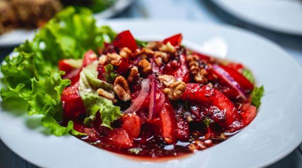 Salată dulce de sfeclă roșie cu fructe uscate, o combinația sănătoasă și fantastic de bună