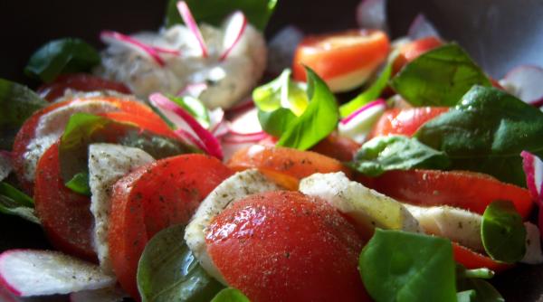 Salată Grecească, rețeta originală. Descoperă aroma mediteraneană care îți aduce aminte de vacanță