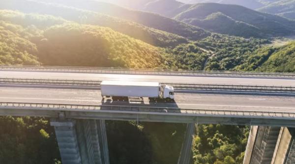 Un șofer român de camion a blocat calea unei mașini de poliție, aflată în misiune. S-a lăsat cu sancțiuni dure