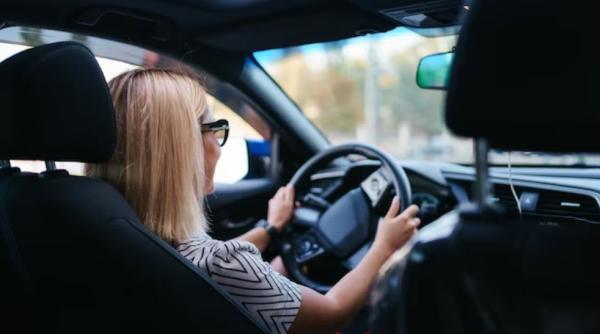 O șoferiţă româncă gonea cu 123 km pe oră în localitate. Polițiștii au tras-o pe dreapta