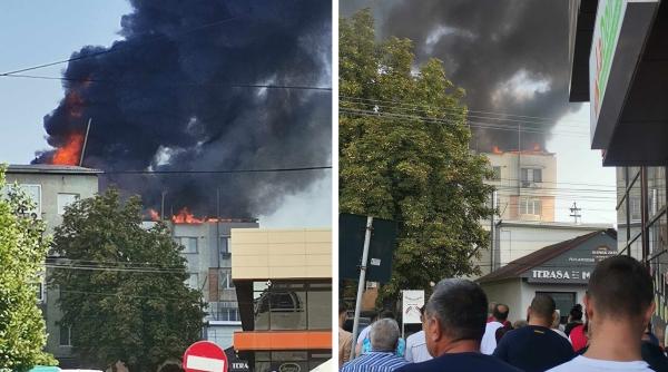 Incendiu de amploare: Arde un bloc în Huși; zeci de persoane evacuate