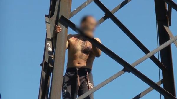 Supărat că l-a părăsit iubita, un român a stat, 60 de ore, pe un stâlp de înaltă tensiune