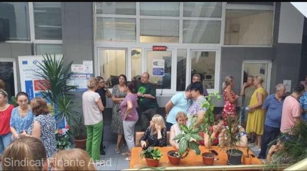 Grevă la Administraţia Finanţelor Publice din Arad. Toți cei 150 de angajați au oprit lucrul. Sunt mișcări de protest în toată țara