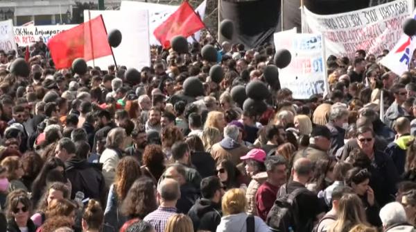 Noile buletine cu CIP, controversă majoră în Grecia. Oamenii se pun la coadă să mai prindă buletine simple