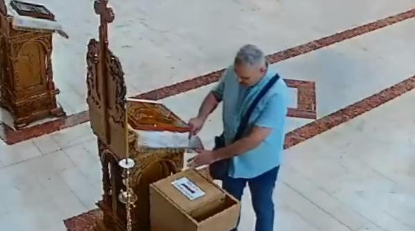Momentul în care un bărbat fură din cutia mile de la o biserică din București - VIDEO