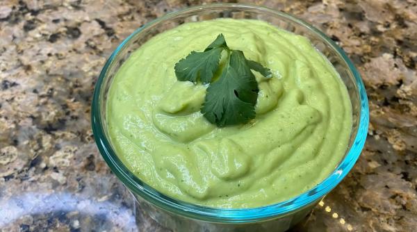 Maioneză de avocado, o variantă cremoasă, nutritivă și ușor de făcut acasă