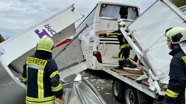 Autocar plin cu români, accident cu un camion, în Germania, aproape de Dresda: Un pasager a avut nevoie de îngrijiri medicale / FOTO