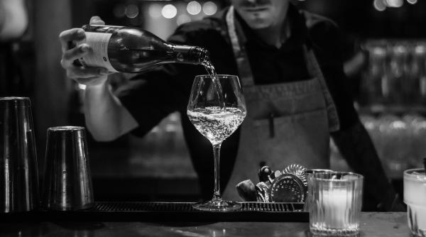 Barman, rănit cu maceta: un român și un italian au fost arestați