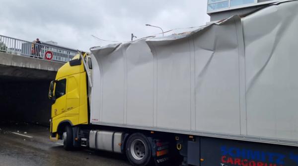 Elveția. Un camionagiu român a rămas blocat într-un pasaj subteran din Zurich: Plafonul TIR-ului s-a făcut acordeon / FOTO
