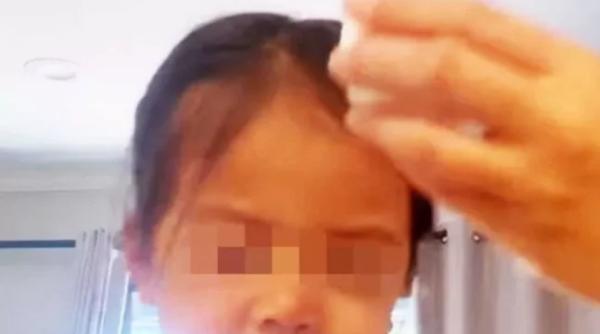 Provocarea oribilă de pe TikTok care a scandalizat Internetul: Părinți care sparg ouă în capul copiilor / VIDEO