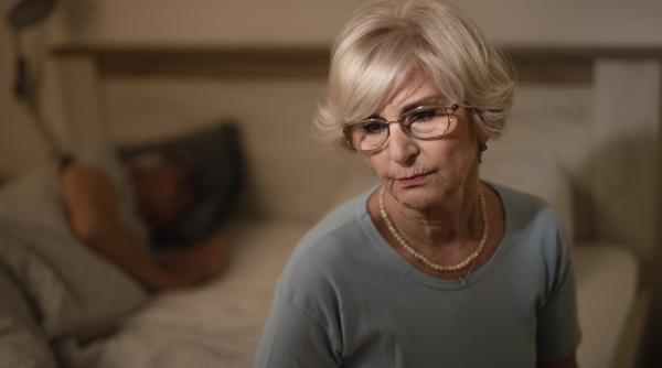 O badantă româncă s-a trezit cu telefonul aruncat pe geam de italianca supărată că nu-i băga soțul în seamă