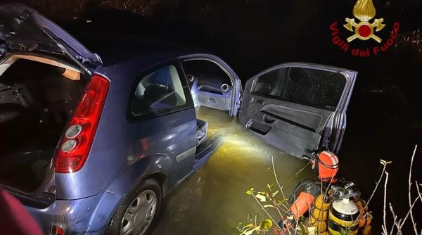 Doi pescari români din Italia au pus pompierii în alertă după ce s-au îmbătat și au ajuns cu mașina în lac