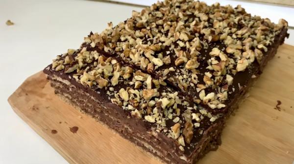 Prăjitură cu nucă și ciocolată. O rețetă românească de mare succes pentru pofticioșii de dulce