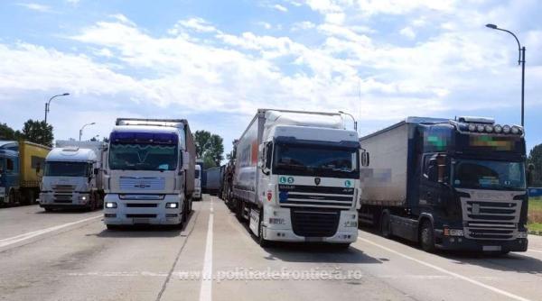 Camion, burdușit cu tone de gunoaie trimise o firmă din Austria, nu a fost lăsat să intre în România