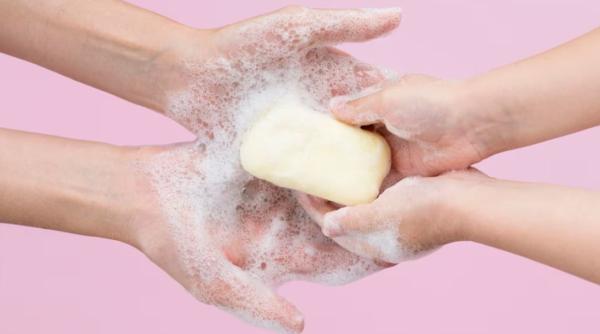 Gospodinele cu experiență pun un burete de vase în săpunieră. Explicația e simplă