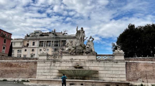 Italia. După Colosseum, încă un monument istoric distrus de un turist: Un neamț a deteriorat o fântână din Florenţa în timp ce făcea fotografii