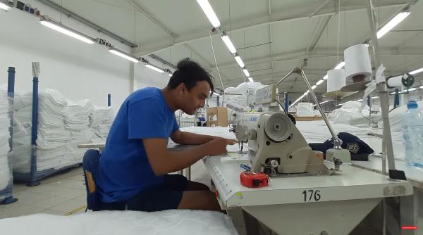 Lucrători străini, obligați să muncească fără acte la o firmă din București