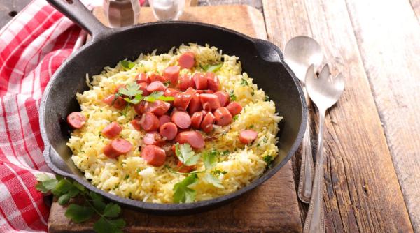 Pilaf „fals” cu cârnați și orez, un preparat simplu și ieftin