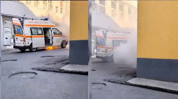 Panică în curtea Spitalaului Județean Constanța: O ambulanță a luat foc în fața Unității de Primiri Urgențe / VIDEO