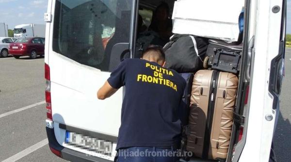 Probleme pentru șoferul unui microbuz, care a vrut să intre în România. Polițiștii l-au luat la întrebări