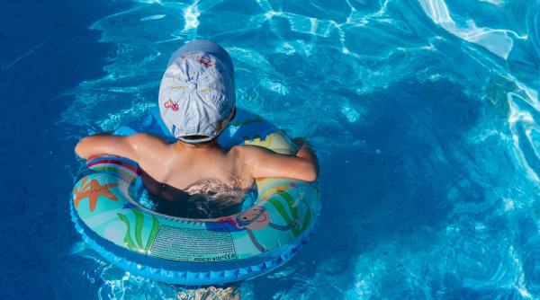 Scandal la o piscină din Roma: O mamă a fost dată afară pentru că făceau gălăgie copiii ei. Proprietarul: „Nu tolerăm lipsa de respect”