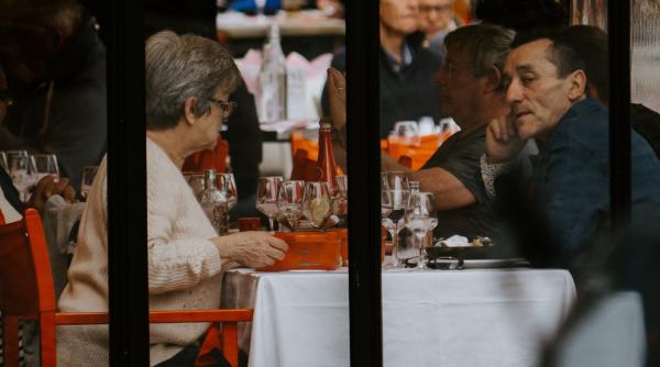 Un cuplu, acuzat că ar fi fugit din trei restaurante grecești fără să plătească masa, neagă tot. O chelneriță îi susține: „Sunt oameni cinstiți”