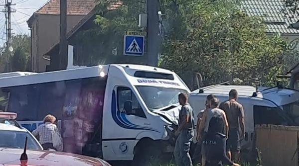 Microbuz, impact grav cu un autoturism, în județul Mureș: Accident cu 16 victime, dintre care două rănite grav