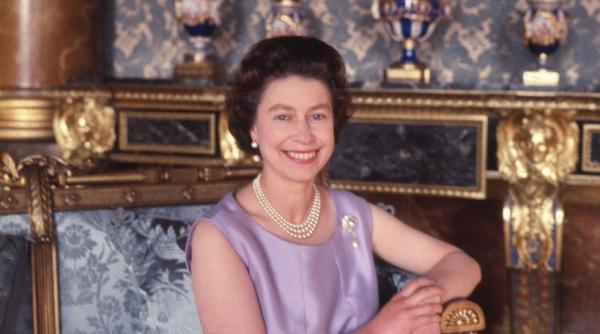 Un an de la moartea Reginei Elisabeta a II-a: Regele Charles, mesaj emoționant, alături de o fotografie rară cu mama sa