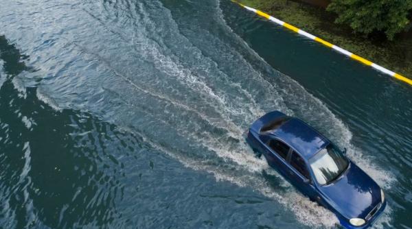 Un român a rămas în Grecia fără mașina cumpărată de două săptămâni. Automobilul a fost luat de apele furioase