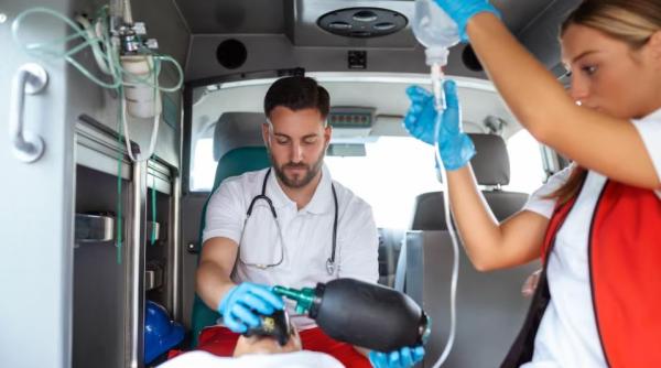 O româncă a murit pe loc după ce a căzut dintr-un microbuz, pe uşa laterală