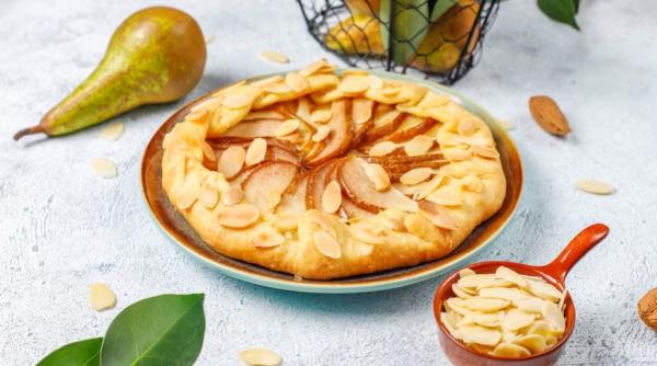Tartă cu pere, fără ouă și unt. Rețeta este ieftină și rapidă. Vei cheltui mai puțin de 20 de lei