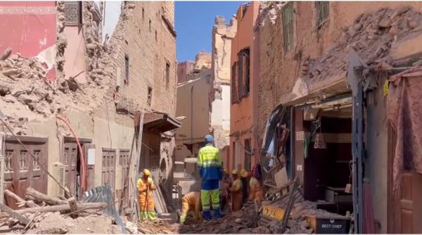 Mărturia unei românce din mijlocul infernului din Maroc: "Au ieşit toţi afară cu valize, cu pături, cu perne"