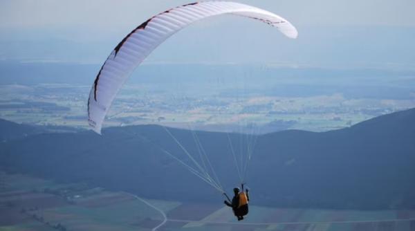 Un român, preluat de elicopterul SMURD, după ce s-a rănit în timpul aterizării cu parapanta