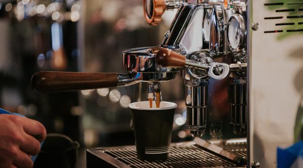 Prețuri scandaloase în Italia: 16 euro pe trei cafele. Client: „Salariul nostru rămâne mereu același"