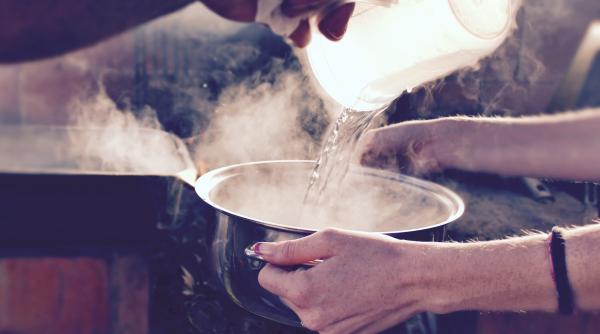 Trucul cu apă caldă pe care trebuie să îl vadă toată lumea. Te scapă de durerile de cap și nu are efecte secundare