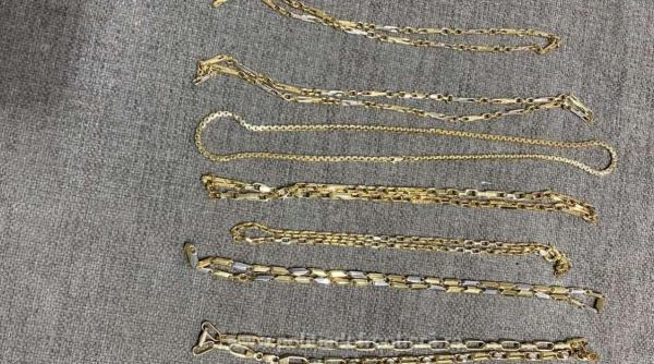 Automobil, verificat la frontieră. Zeci de bijuterii de aur, descoperite de polițiști în plafonul mașinii