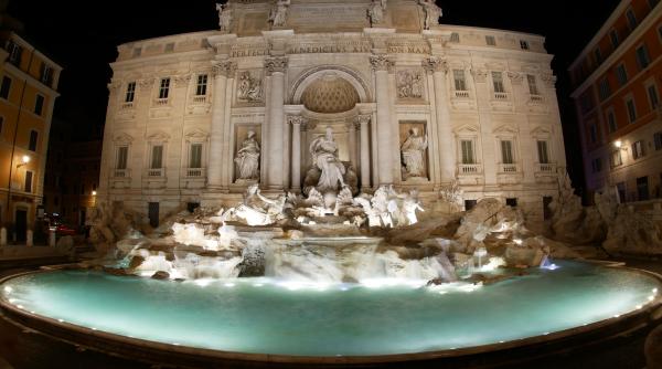 Trei turiști au fost amendați după ce au decis să facă o baie în celebra Fontana di Trevi din Roma - VIDEO